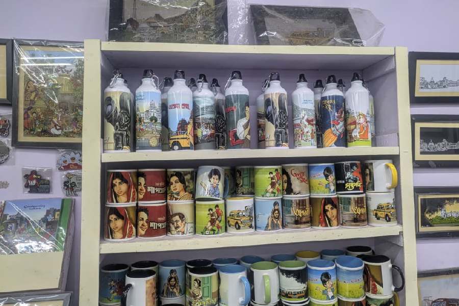 Under one roof, visitors will find tributes to timeless gems of Bengali cinema, including ‘Charulata’, ‘Goopy Gyne Bagha Byne’, ‘Kabuliwala’ and ‘Apur Sansar’. Scenes and posters of these Bengali classics are digitally printed on sippers and mugs  