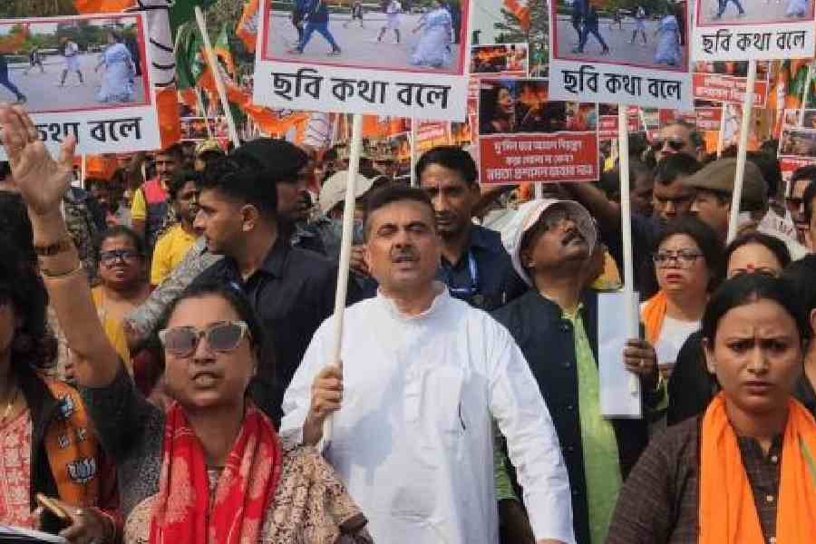 Suvendu Adhikari leads the march in Calcutta on Friday over the fire at Anandapur