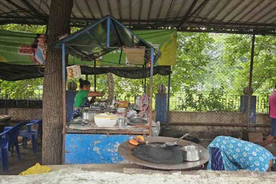 The only stall which is still doing business. The owner says he had a cart. Notice the inner boundary wall which was built to create space for the stalls outside FD park. The original wall of the park is also partially visible