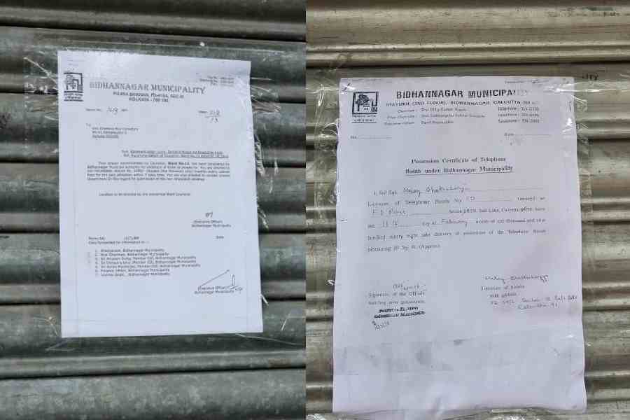 A document in support of possession put up on the downed shutter of first stall of the row, Chinese Window, at the Vivekananda Island. (right) A possession certificate granted by Bidhannagar Municipality for a telephone booth in 1998. The stall has since changed hands as well as nature and location