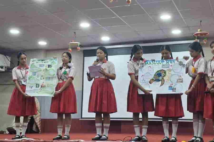 Students of Begum Rokeya Smriti Balika Vidyalaya explain how to reduce, reuse and recycle 