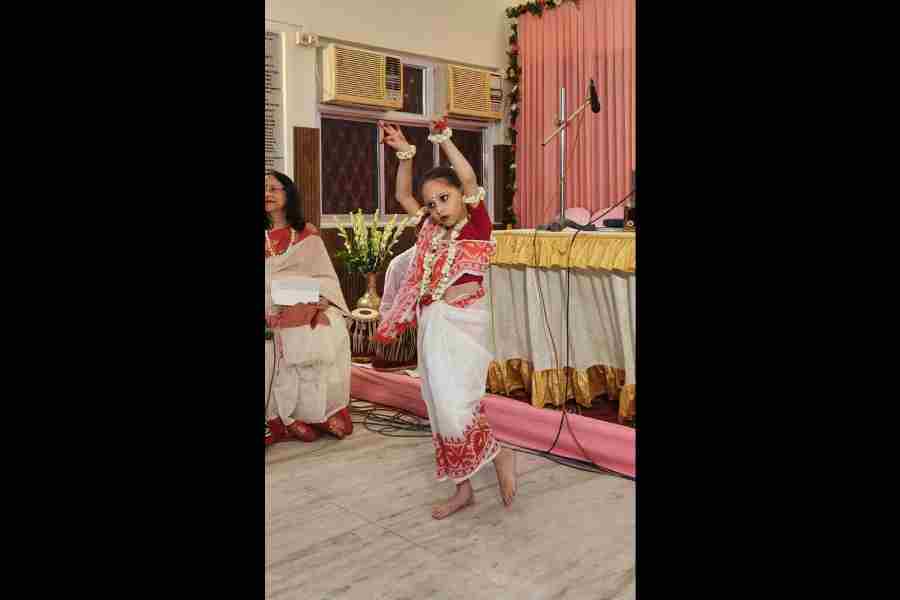 Oishi Mukherjee dances at CA Block