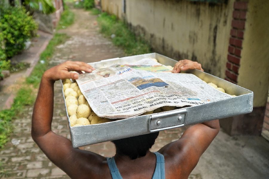 The process of making Monohora involves manual labour and machines haven’t entered the traditional sweet shops yet