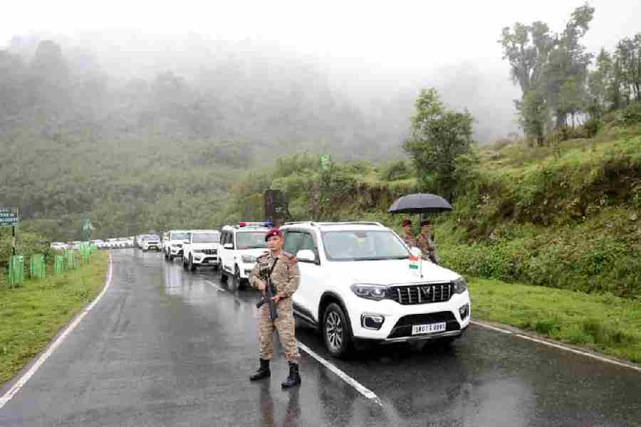 PS Tamang’s motorcade during the seven-minute halt on JN Road at 9th Mile on Tuesday.