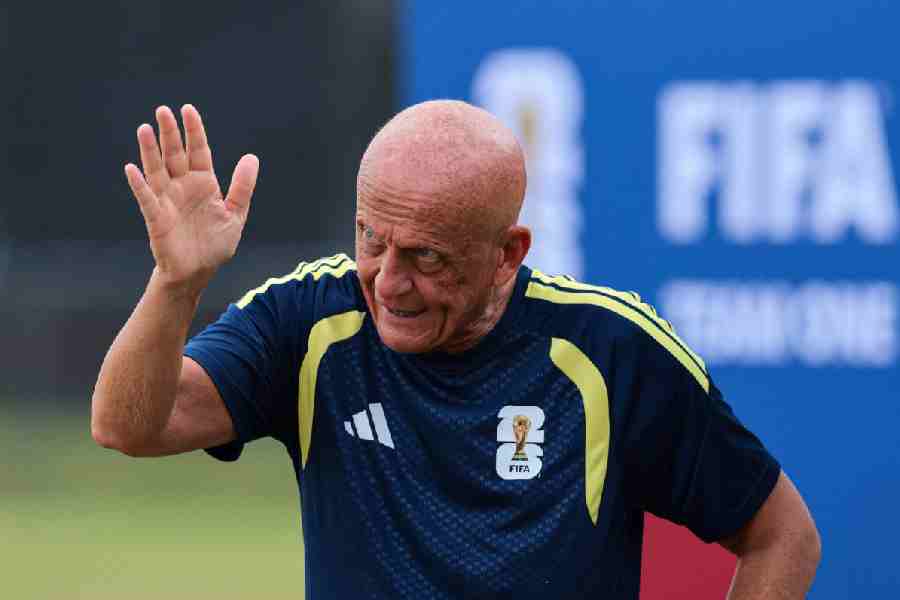 Trưởng ban trọng tài FIFA lên tiếng về 2 tình huống tranh cãi trận Argentina - Ai Cập 2 FIFA referees amid World Cup VAR row | FIFA refereeing chief rejects claims of bias in Argentina's win over Egypt - Telegraph India