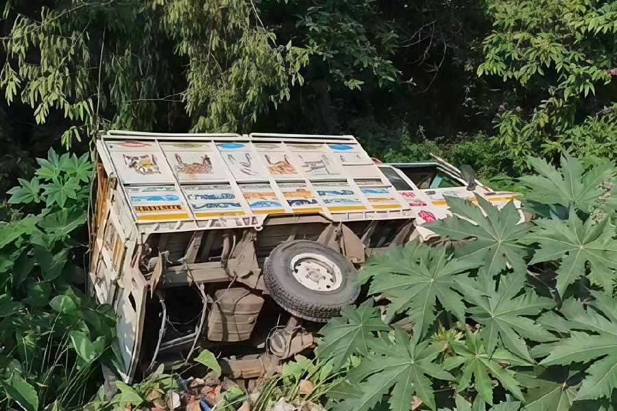 The goods vehicle that overturned and fell into a ditch after hitting the motorcycle