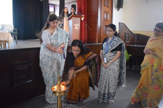 The programme began with a ceremonial inauguration and traditional lamp-lighting.