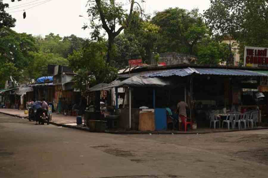 Hawkers’ stalls on footpaths in AG block in Salt Lake on Friday