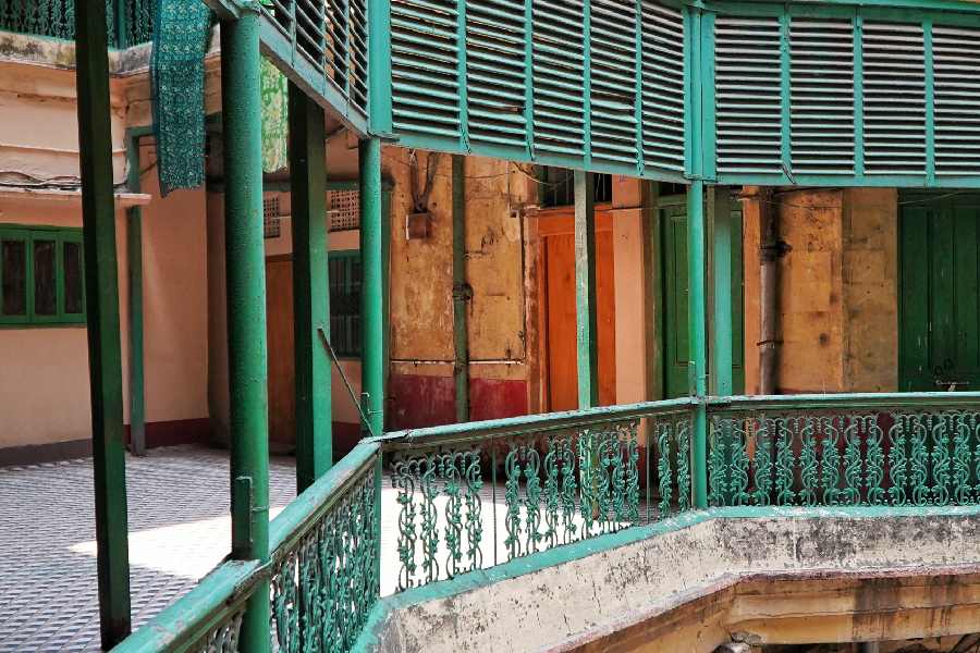 Madho Bhawan on Mahatma Gandhi Road