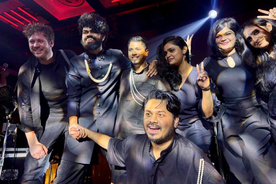 John Paul accompanied by Sambit Chatterjee (drums), Rahul Putai (bass), Bihu Mukherjee (percussion), Clement Rooney (keys), and Subhadeep Das (vocals) performed at Five Mad Men on June 9