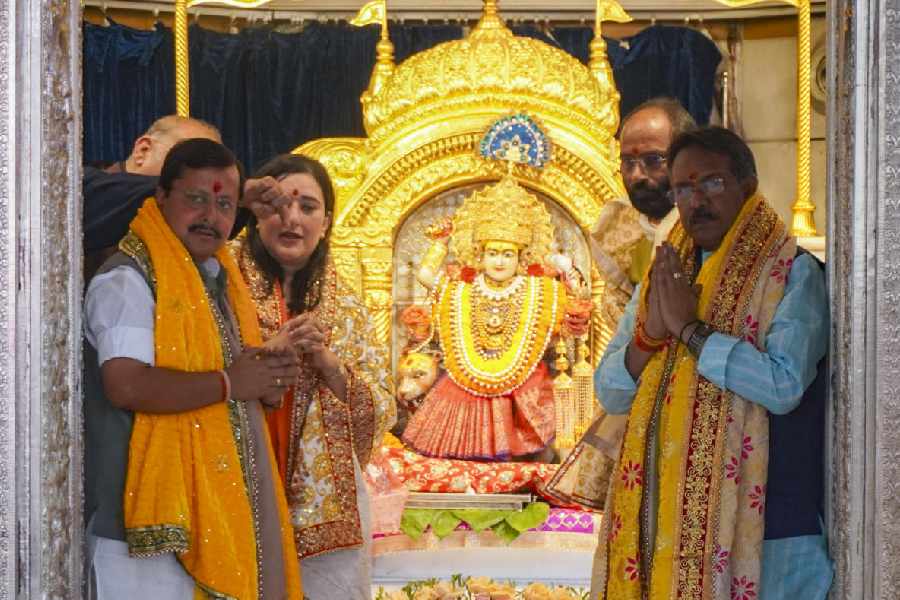 BJP MPs Bansuri Swaraj, back left, and Harsh Malhotra, front right, the party's National President Nitin Nabin, front left, and party leader Sanjay Mayukh offer prayers 