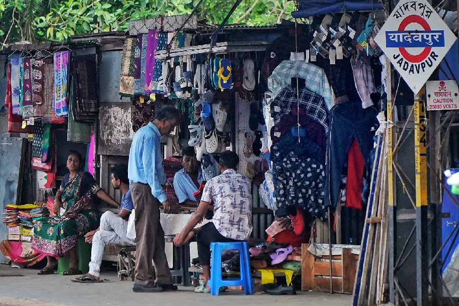 Hawkers at Jadavpur railway station