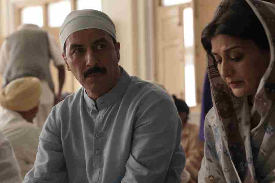 Aamir Bashir and Sonali Bendre in the series, streaming on Prime Video