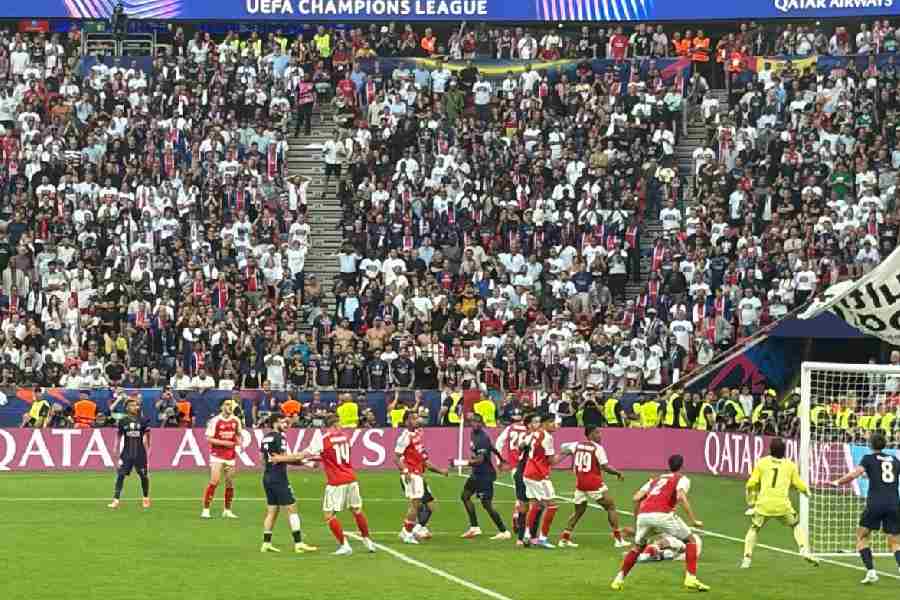 A tense moment from the UEFA Champions League final between Arsenal and Paris St Germain