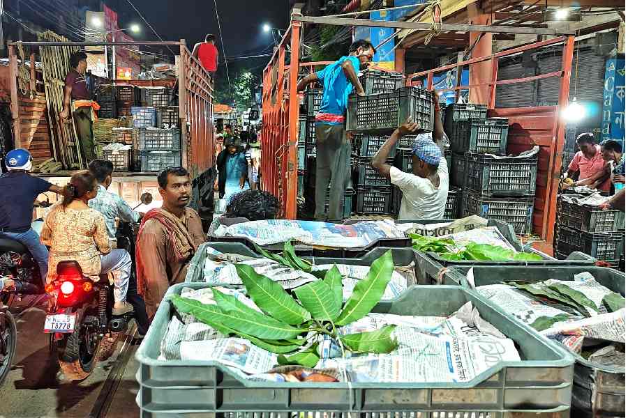 The trade continues till about 3.30am. The buyers are mostly retailers and small vendors from across the city