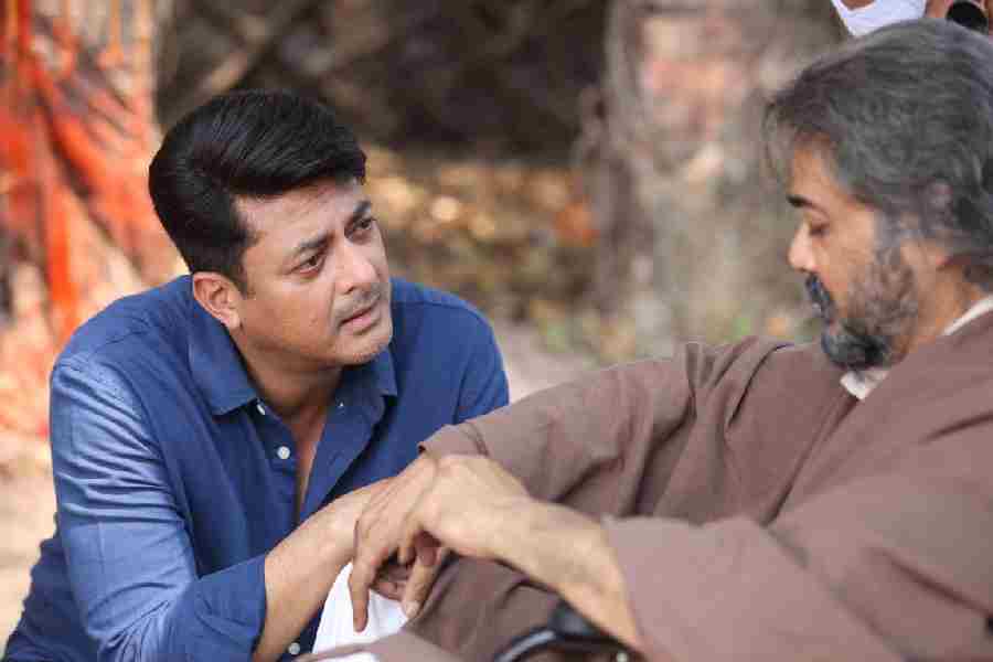 Jisshu and Prosenjit Chatterjee in 'Abhhiman'