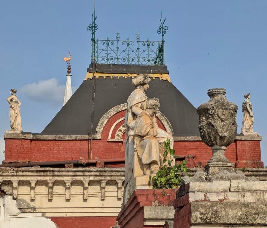 Its architecture reflects Victorian ideals of order, governance and civic values through design elements and symbolic sculptures
