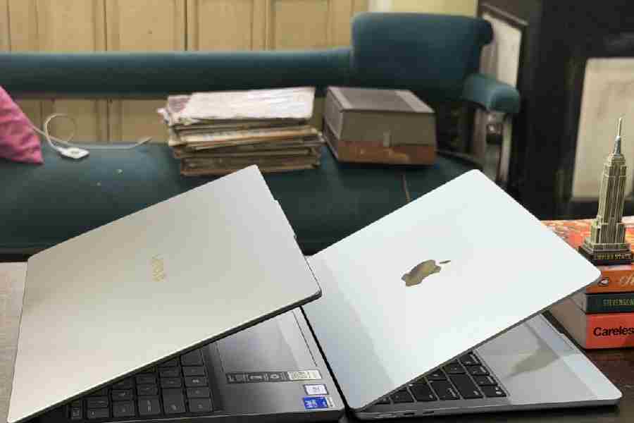 Lenovo IdeaPad Slim 3 Gen 11 versus MacBook Air M5 (right)