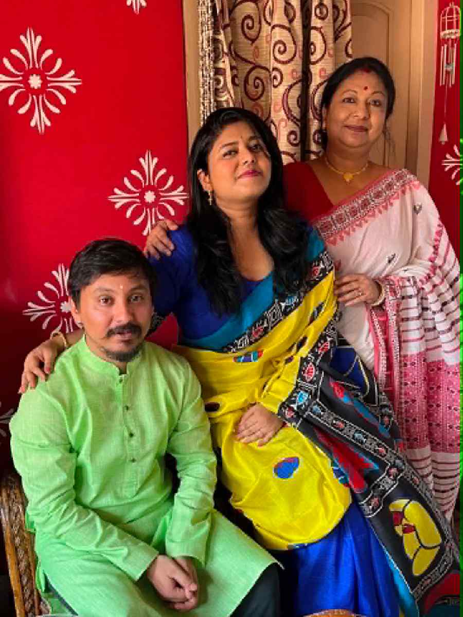 Aniket Ghosh with mother-in-law Mithu Paul and wife Pritha Paul