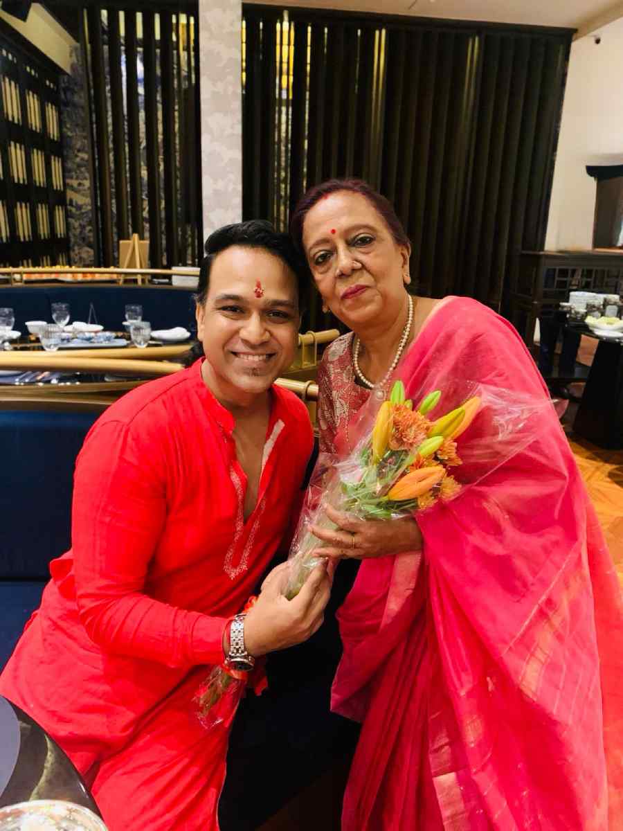 Sauraveswar Sen and mother-in-law Manju Jaiswal