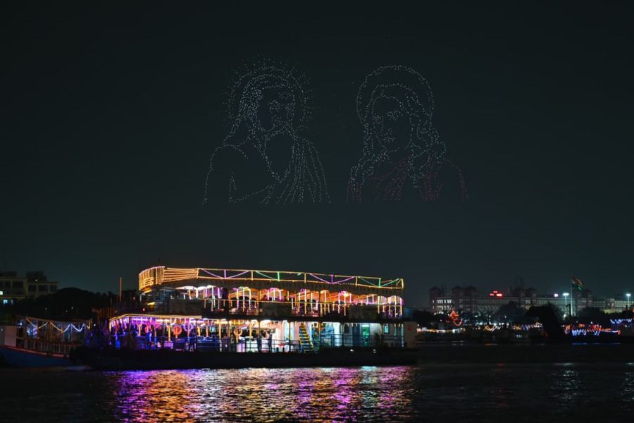 The show combined technology, light and storytelling, creating animated formations above some of Kolkata’s most recognisable landmarks. 