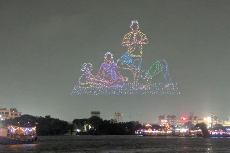 The celebrations will culminate on Sunday morning with a mass yoga demonstration taking place at Red Road. Prime Minister Narendra Modi is expected to participate in the programme. Along with that, there will be a yoga demonstration on 500 boats sailing on the Hooghly in an attempt to set the Guinness World record.