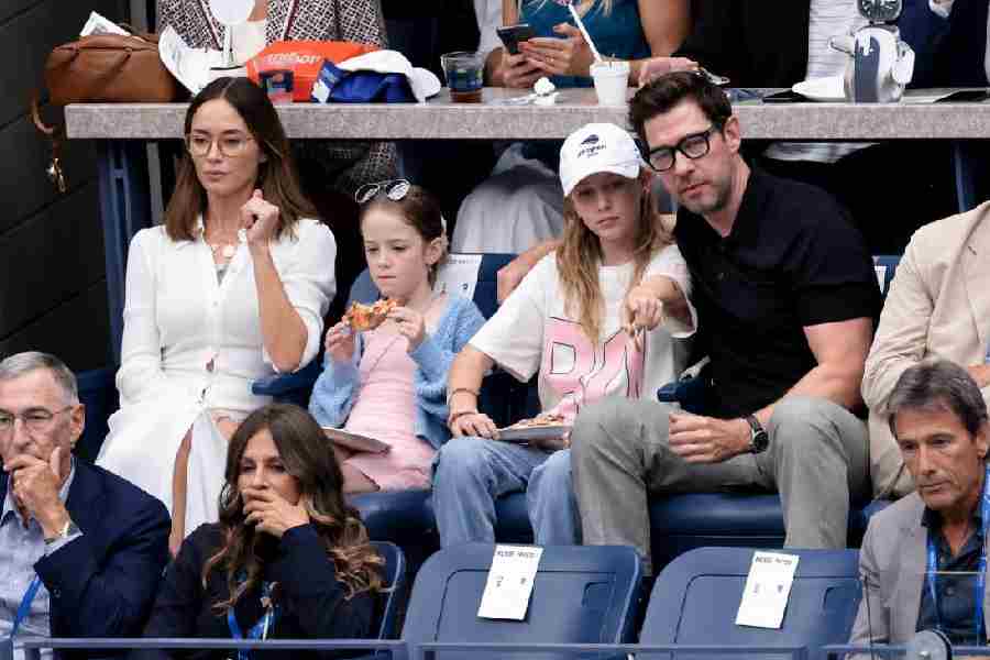 John Krasinski and Emily Blunt with their daughters