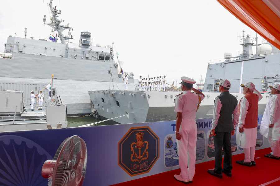 Prime Minister Narendra Modi, West Bengal Chief Minister Suvendu Adhikari, Governor RN Ravi and Chief of the Naval Staff Admiral Krishna Swaminathan during the tri-commissioning ceremony of INS Dunagiri, INS Sanshodhak and INS Agray at Syama Prasad Mookerjee Port, in Kolkata.