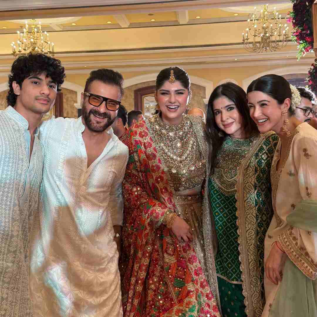 Maheep posed for a family picture with Anshula. Maheep’s husband Sanjay Kapoor and their children Shanaya and Jahaan, were also present in the frame.