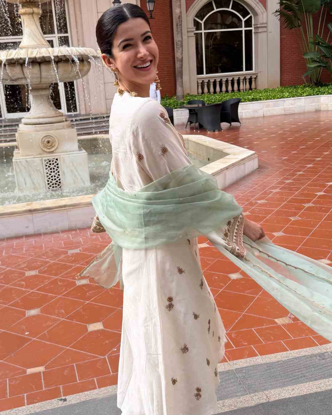 Aankhon Ki Gustaakhiyan actress Shanaya Kapoor attended the ceremony of her cousin Anshula in a white three-piece suit. 
