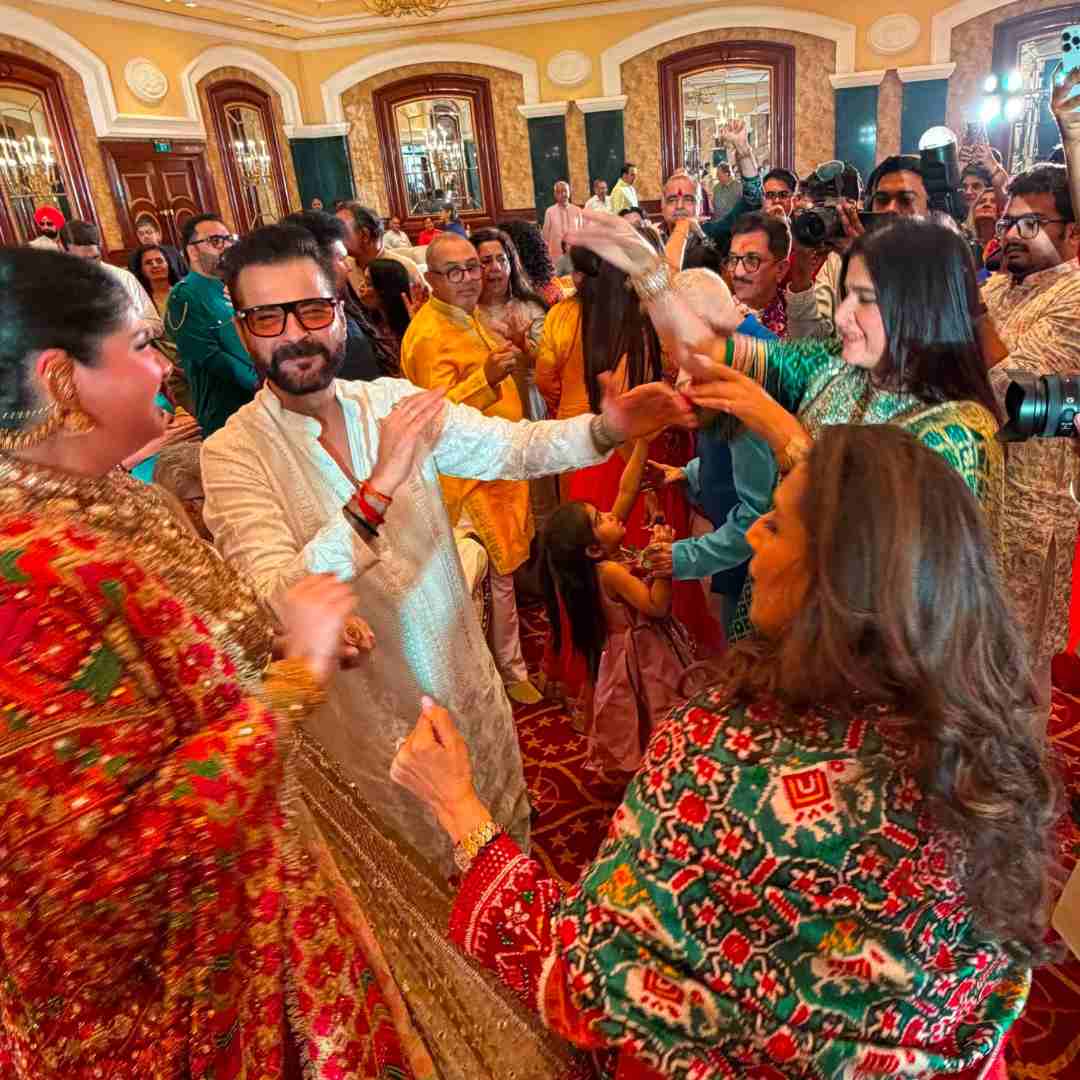 Anshula, Maheep, Sanjay and Anil Kapoor’s wife, Sunita, were captured mid-dance in a candid moment. 
