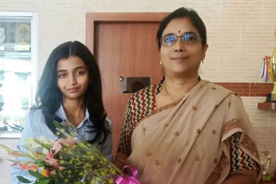 Avni Kejriwal with the Honourable Principal of DPS Ranchi