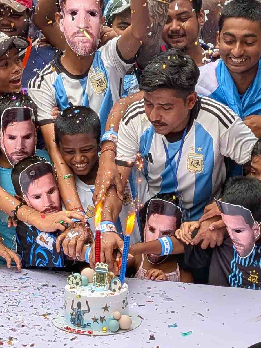 Club supporters cut cake for the footballer from Rosario, Argentina