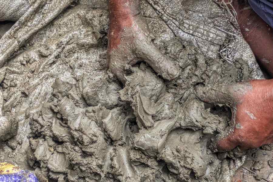 Kumartuli\\\\\\\'s clay crisis may hit idol production this year