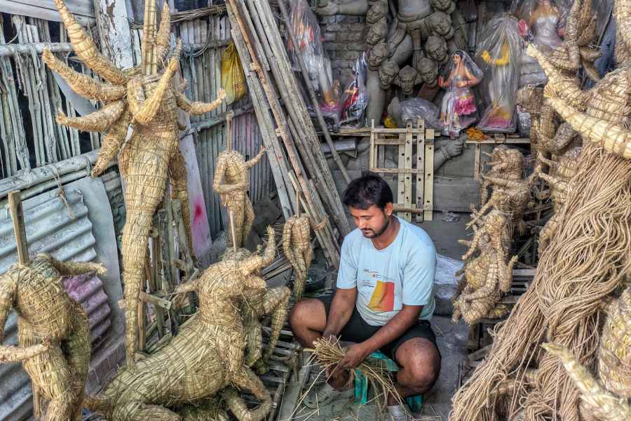 Straw frames wait for clay as Kumartuli battles the Puja deadline 