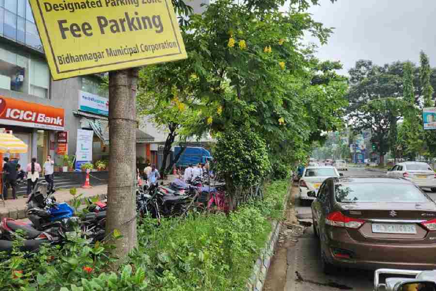 Yet another unmanned parking lot at Manipal Hospital Salt Lake