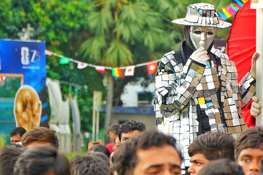 Stilt-walkers walked in the rally