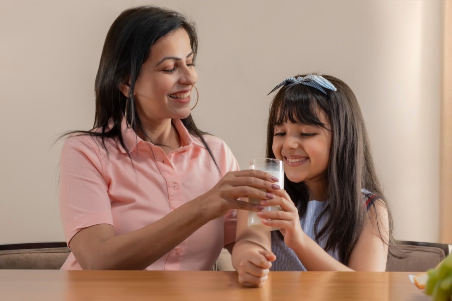 Milk contains protein, calcium, vitamin B12 and phosphorus, which contribute to healthy growth and bone development