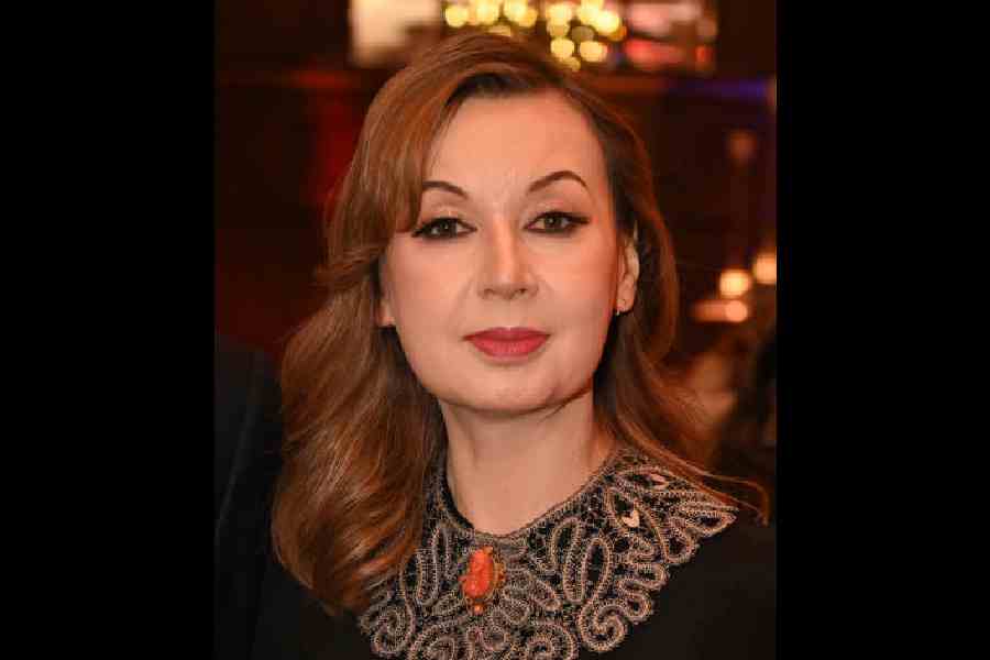 Natalia Gerasimova welcomed guests in an elaborate Vologodsky collar. The 17th-century Russian textile art, originating from the city of Vologda, is celebrated worldwide for its handmade collars, which are characterised by dense woven braids, contrasting delicate openwork grids, and intricate floral and star motifs 