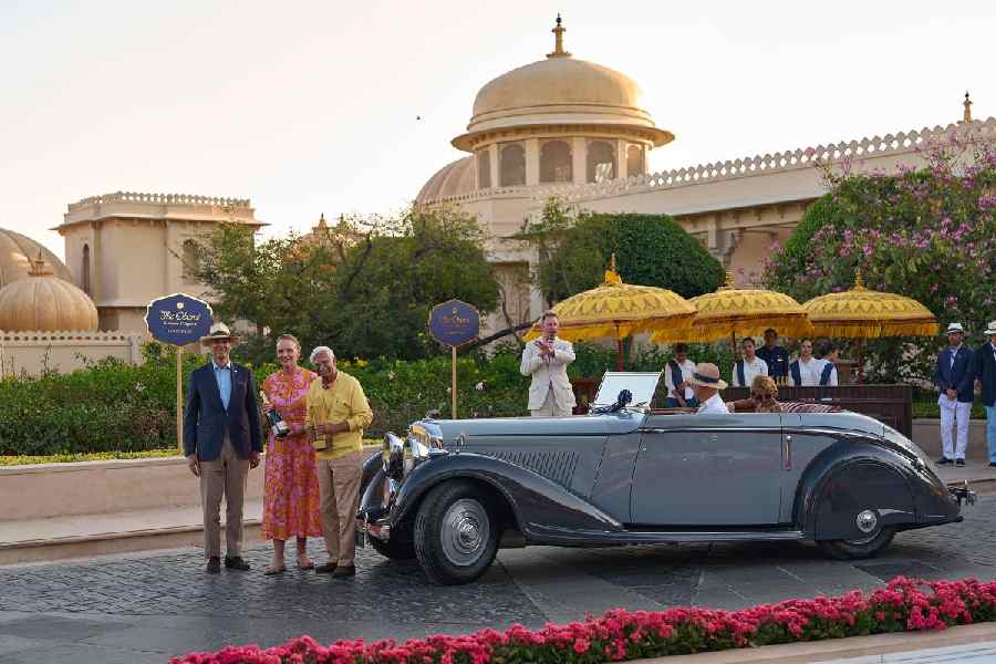 Oberoi Group executive charman Arjun Oberoi and The Oberoi Concours d'Elegance chief judge Sandra Button give the Best of Show Automobile to Dhanraj Gidwaney's Bentley