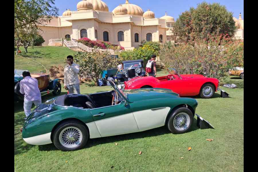 Till before Jaguar entered the market with the E-Type in 1961, classic British sportscars looked like the Austin Healey 100S (in green and cream) and the MG A (red) and sported very similar lines 