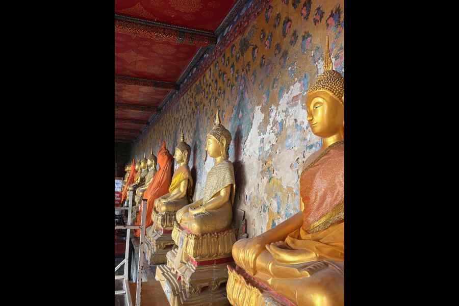 Statues of Lord Buddha at the Arun Wat complex.