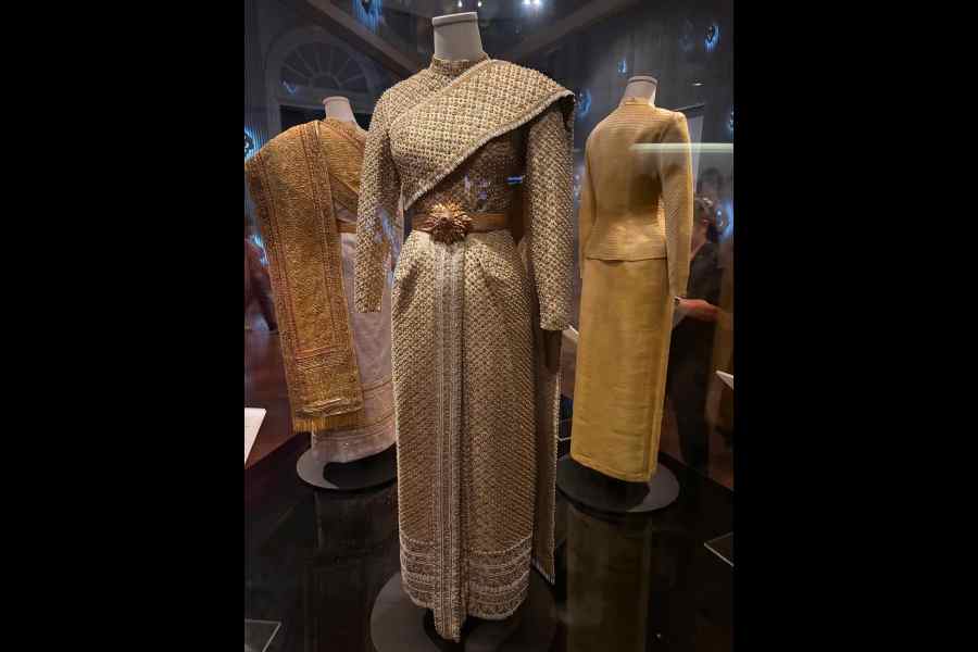 The Grand Palace’s museum made visitors privy to the royalty’s lifestyle, with clothes of the queen occupying a big part of the gallery. From Thai Chakri to Thai Siwalia, silk-based ensembles tailored for specific occasions, and hats to hand fans, are featured in the museum. 