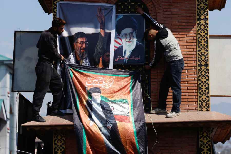 Shi'ite Muslims gather for a protest march in Srinagar