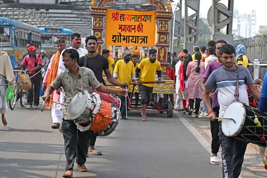 The Bagla family’s Holi celebration, popularly known as the ‘Rolls Royce Holi’ of Kolkata, took place on Sunday. The procession started at Satyanaran temple in Howrah, rolled through Howrah Bridge, and ended at Sonapatti, Burrabazar
