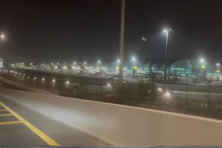 Dubai missile attack flight disruption