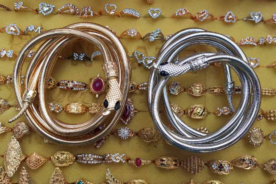 Twist-and-turn necklaces