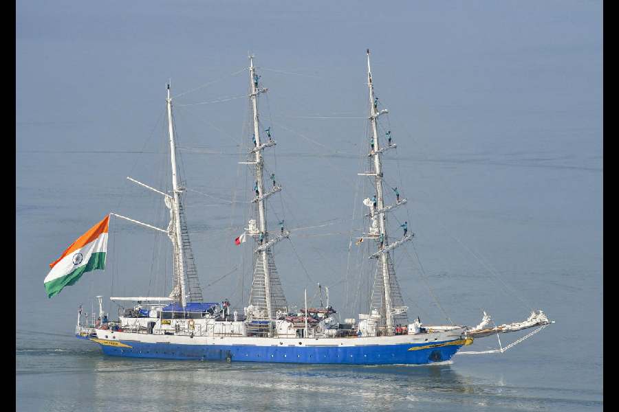 Indian Navy rescue after Iranian warship sinking