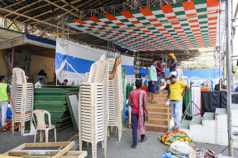 Preparations underway on the eve of chief minister Mamata Banerjee’s sit-in at Esplanade on Thursday