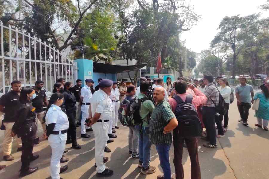 Members of WBJDF and a section of junior doctors stand outside the Swasthya Bhawan amid heavy police guard